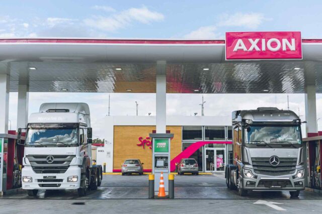 Mercedes-Benz Camiones y Buses y AXION energy revalidan su alianza estratégica y celebran juntos el Día del Camionero (1)