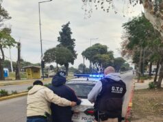 Trasladan al sujeto que trepó el techo de Heladería Real