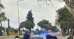 Trasladan al sujeto que trepó el techo de Heladería Real