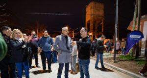 Junto a los vecinos, Abella encendió nuevas luminarias LED en Don Francisco