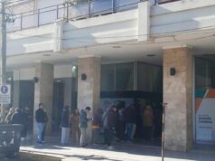 Cola en la oficina de empleo municipal para pedir trabajo