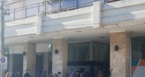 Cola en la oficina de empleo municipal para pedir trabajo
