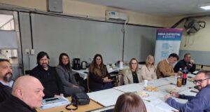 Buscan achicar brecha entre escuelas e industria local