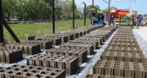 Vecinos reclaman que la bloquera municipal siga funcionando
