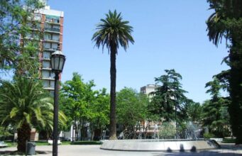 Hurtaron la Bandera Argentina de la plaza Mitre