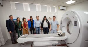 En la inauguración del nuevo tomógrafo, Abella anunció más inversiones en el hospital municipal
