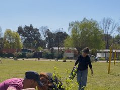 El Municipio concretó una jornada de plantación de árboles nativos junto a vecinos en el barrio La Esmeralda