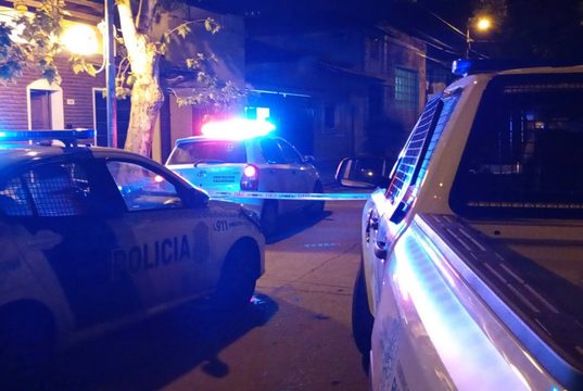 Falleció una persona mientras escapaba al caer del techo de una cochera