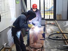El Municipio comenzó a fabricar cestos de residuos para reforzar la limpieza en los barrios