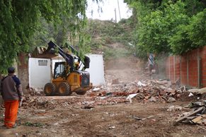 El Municipio comenzó a recuperar un espacio del casco urbano para extender la calle 25 de Mayo hasta Yrigoyen
