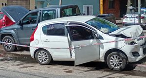 Grave choque en una esquina muy transitada