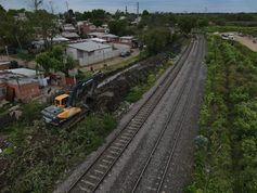 El Municipio y Trenes Argentinos trabajan en la limpieza y zanjeo cercanos a las vías del tren
