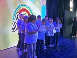 Alegría y talento: los adultos mayores disfrutaron del Show de Talentos de Costa Grande