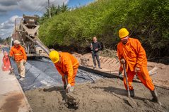 Abella supervisó los avances de la reconstrucción de la ruta 4: ya se colocan nuevos tramos de hormigón